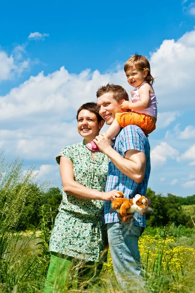 A szülők és a lányuk, réten — Stock Fotó