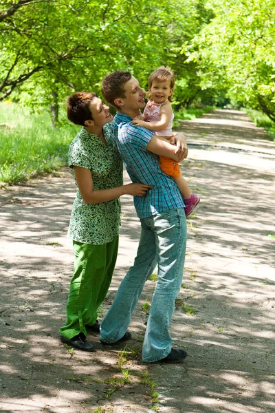 Glad familj i park — Stockfoto