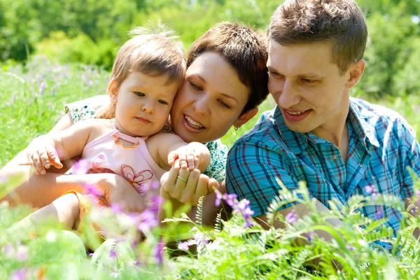 Мама, папа и ребенок в траве — стоковое фото