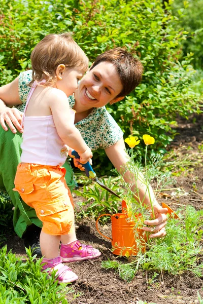 Aiutare la madre in giardino — Foto Stock