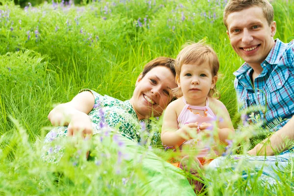 Familj med resten i gräs — Stockfoto