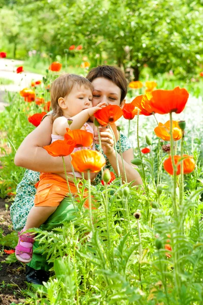 Мать показывает цветы дочери — стоковое фото
