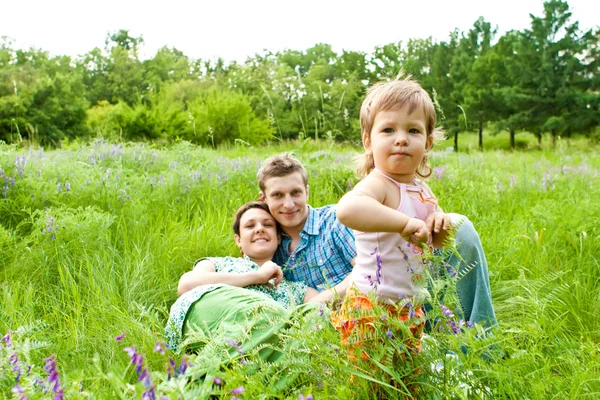 Familj i gräs — Stockfoto