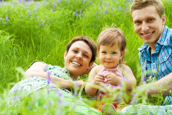 Glückliche Familie im Gras — Stockfoto