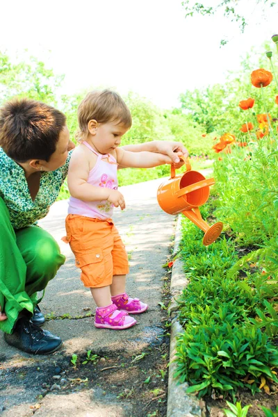 Mor och barn i trädgård — Stockfoto