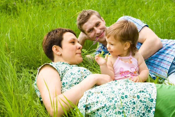 Famiglia in erba — Foto Stock