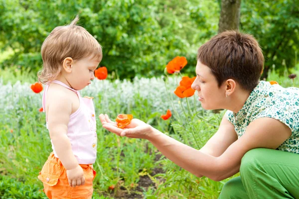 Mom and toddler in garden — Stock Photo, Image
