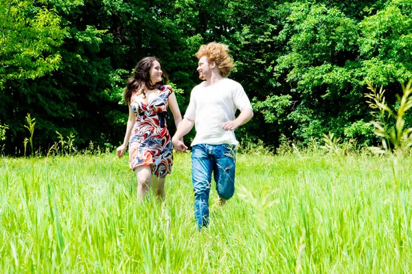 Paar läuft aufs Feld — Stockfoto