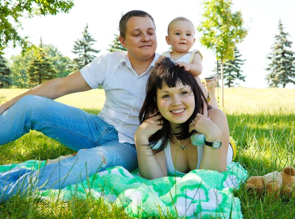 Famiglia che si riposa nel parco — Foto Stock