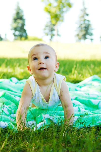 Baby im Park — Stockfoto