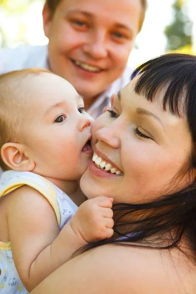Jonge ouders met baby — Stockfoto