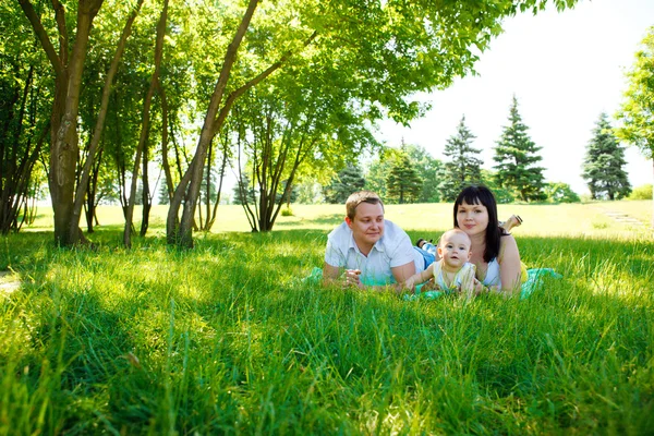 Батьки з дитиною в парку — стокове фото