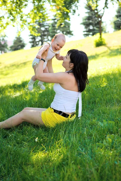 Moeder met baby in park — Stockfoto