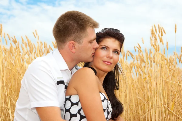 Couple in wheat — Stock Photo, Image