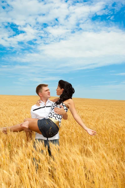 男人和女人在小麦 — 图库照片
