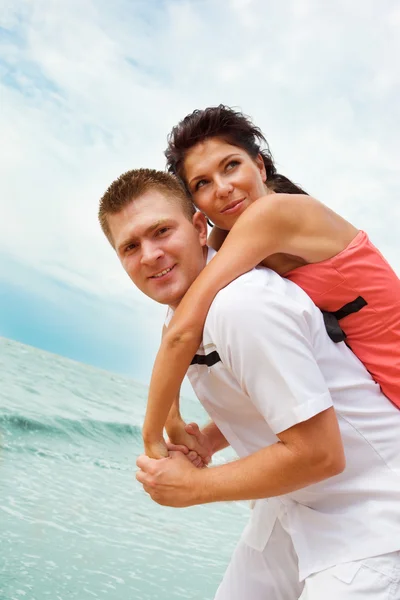 Homem e mulher na praia — Fotografia de Stock