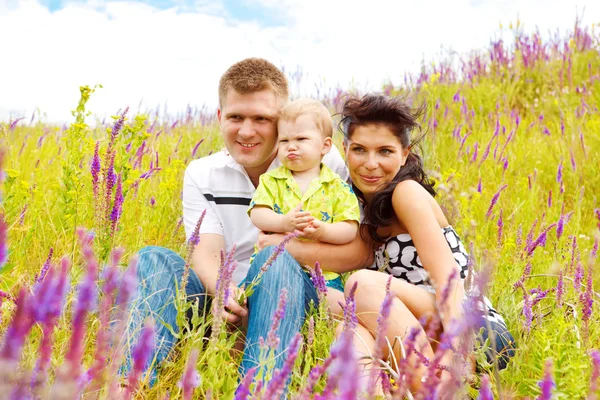 Familia en el prado —  Fotos de Stock