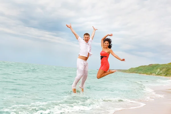 Jumping in the sea — Stock Photo, Image