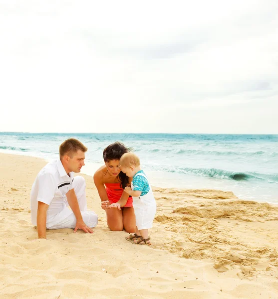 Familia jugando en la costa — Foto de Stock