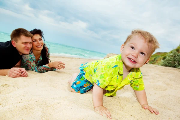 Baby krypa på stranden — Stockfoto