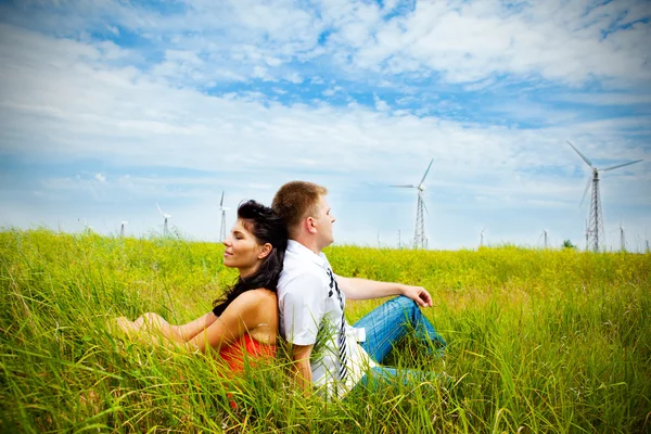 Couple se reposant dans la prairie — Photo