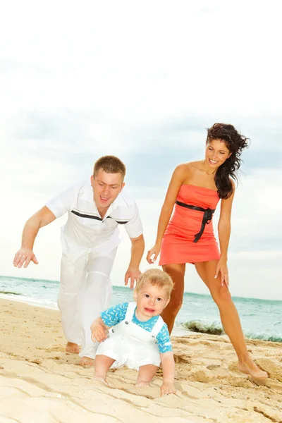 Föräldrar och deras son på stranden — Stockfoto