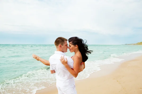 Couple aimant à la plage — Photo