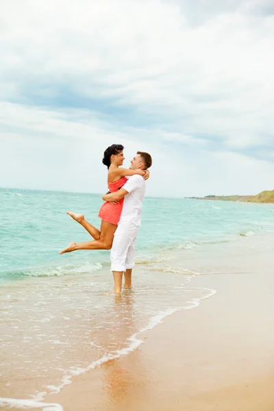 Laughing couple at the beach — Stock Photo, Image
