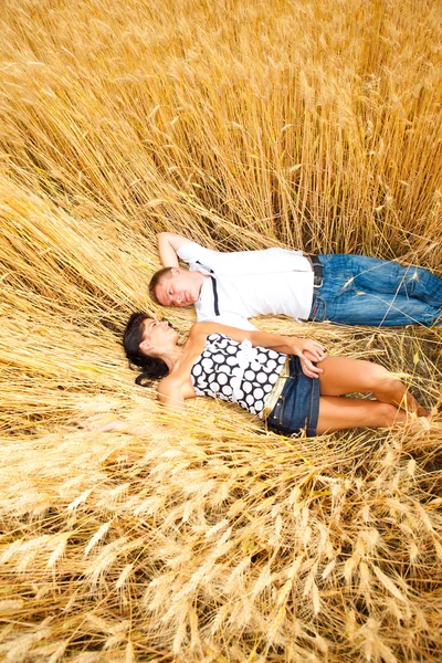 Pár ležící v pšenici — Stock fotografie