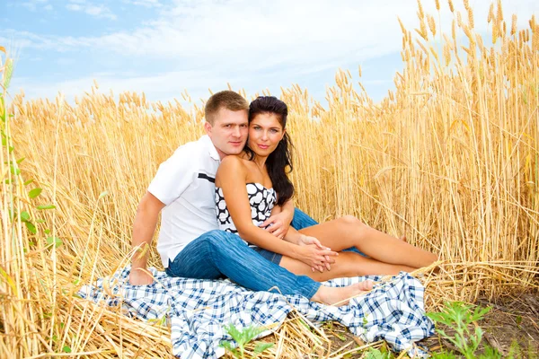 Feliz casal de verão — Fotografia de Stock