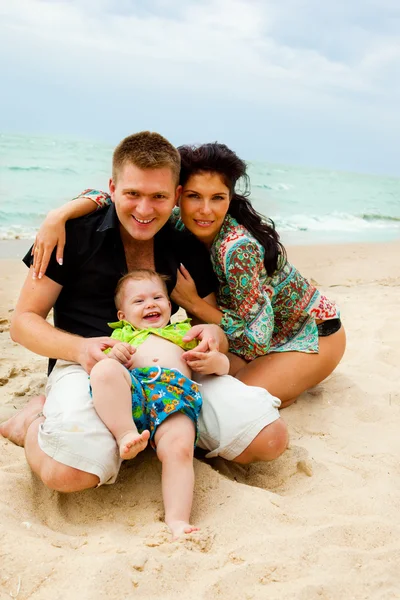 幸せな子供と彼の両親 — ストック写真