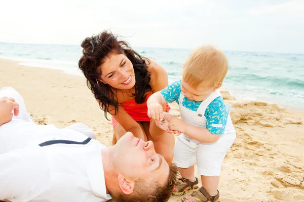 Famille heureuse à la plage — Photo