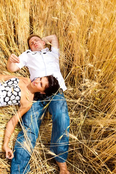 Paar liggen in tarwe — Stockfoto