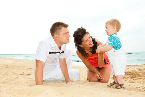 Föräldrar med son på stranden — Stockfoto