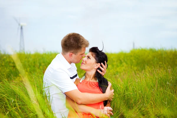 Atraktivní pár v trávě — Stock fotografie