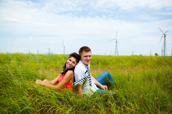 草原のカップル — ストック写真