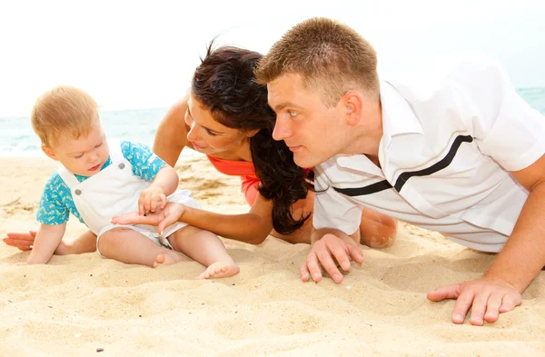 両親と浜の息子 — ストック写真