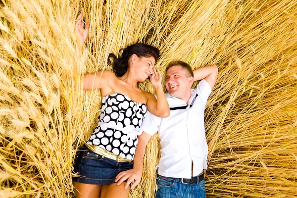 Leží v pšenici — Stock fotografie
