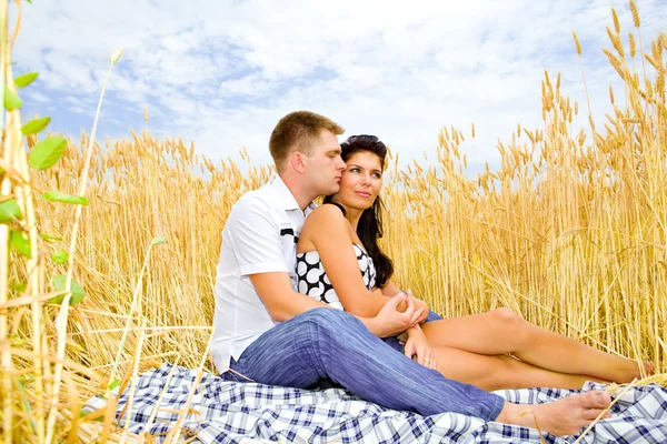 在小麦中的浪漫 — 图库照片