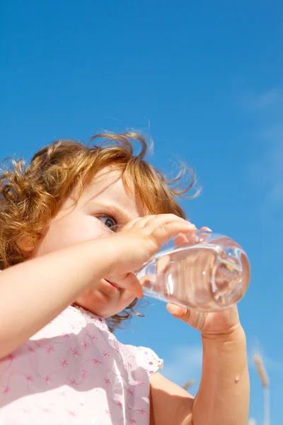 Κορίτσι πόσιμο νερό — Φωτογραφία Αρχείου