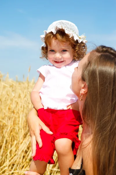 Toddler in wheat field — Stock Photo, Image