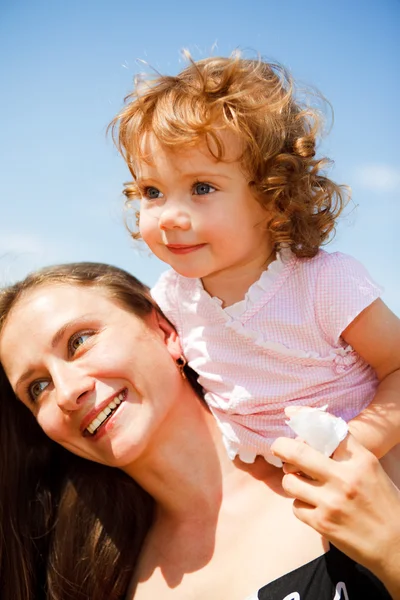 Fröhliche Mutter und kleines Mädchen — Stockfoto