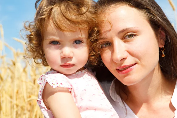 在小麦中的女儿和妈妈 — 图库照片