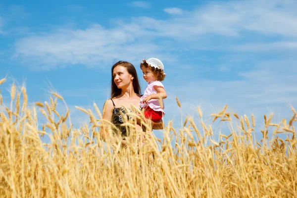 Mãe e filha em um campo de trigo — Fotografia de Stock