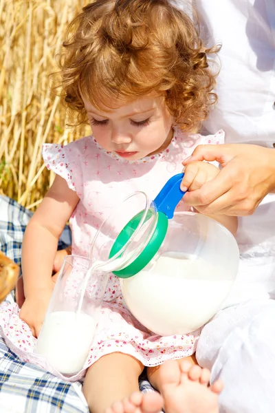 Chica vertiendo leche —  Fotos de Stock