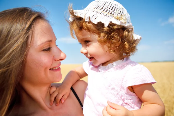 Glückliche Mutter und Kleinkind Mädchen — Stockfoto