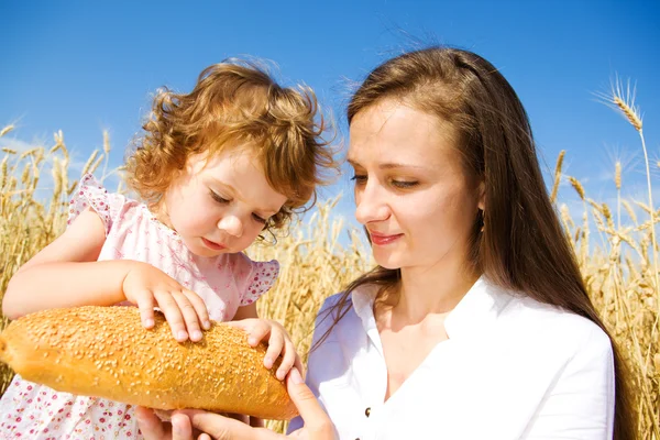 Comer pan — Foto de Stock