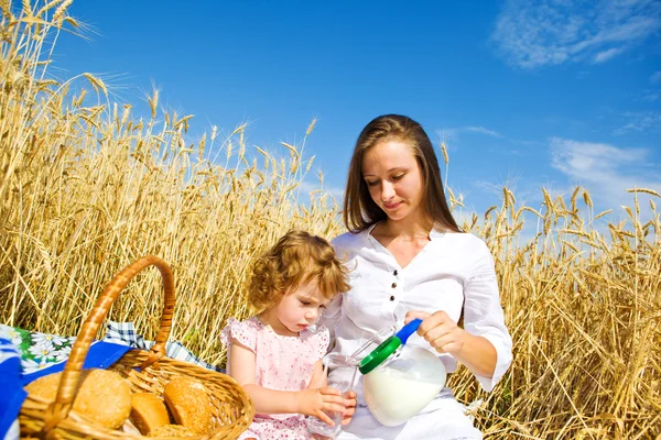 Mor hälla mjölk — Stockfoto