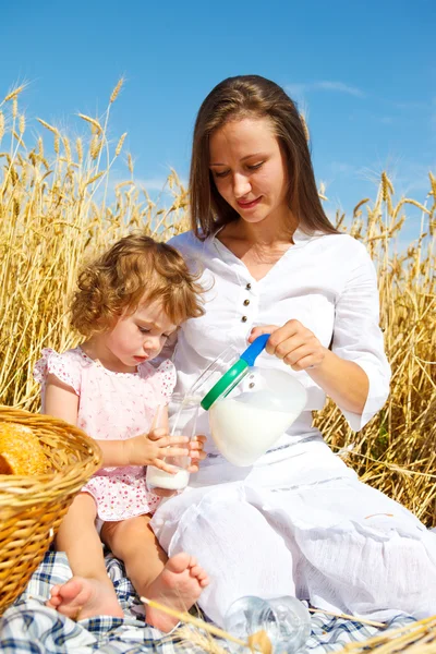 밀밭 에서의 어머니와 딸 — 스톡 사진