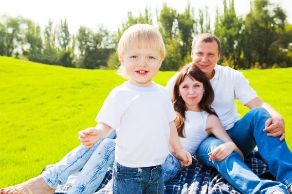 Glückliches Kleinkind und seine Eltern — Stockfoto